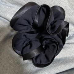 黒のヘアシュシュのサムネイル