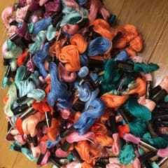 大量の 刺繍糸のサムネイル
