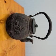 1*0様 鉄瓶 鋳鉄製 山水画 銘あり 1*0様 鉄瓶 鋳鉄製 山水画 銘あり - メルカリ