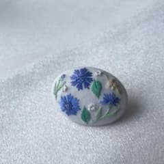 矢車菊の刺繍くるみボタンブローチ｜手刺繍｜オーバルのサムネイル