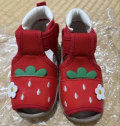 【新品未使用】いちご　サンダル　女の子　14㎝のサムネイル