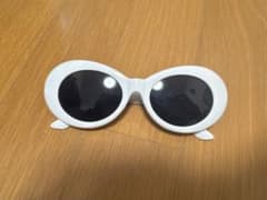 ホワイト オーバルサングラス／個性派デザインのサムネイル