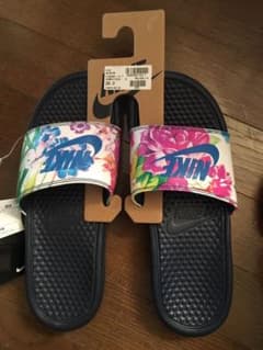 NIKE ナイキ ベナッシ 花柄 国内正規品 新品 新作のサムネイル