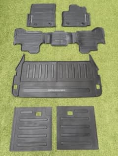 トヨタ ランドクルーザー 300 豪州トヨタ純正フロアマット 5ピースセットのサムネイル