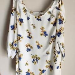 花柄トップスのサムネイル