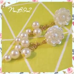 パールフラワーのピアス B92のサムネイル