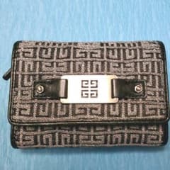 GIVENCHYジバンシー☆折り財布　長財布のサムネイル
