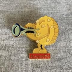 ピンバッジ　32499 トランペット吹くマドレーヌ 楽器 Jeannette