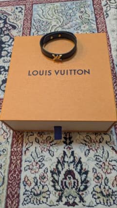 ✨LOUIS VUITTON ブラックレザーブレスレット‼️大人オシャレ‼️ ✨LOUIS VUITTON ブラックレザーブレスレット‼️大人オシャレ