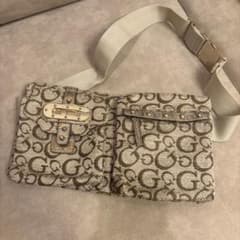 GUESS ボディバッグ ウエストポーチ 総柄のサムネイル