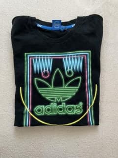 ★土日セールユニセックスadidas ネオンプリント Tシャツのサムネイル