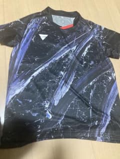 VICTAS ブラック グラフィックTシャツのサムネイル