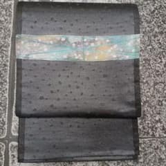 黒地にドットを散らした地に細目の横縞が太鼓柄となった個性的な袋帯です。のサムネイル