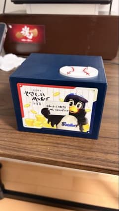 東京ヤクルトスワローズ つば九郎 貯金箱 やさしいかつあげ - メルカリ