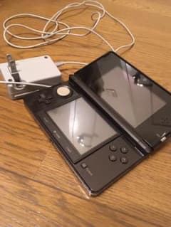 ソフト4つとニンテンドー3DS本体と充電器のサムネイル