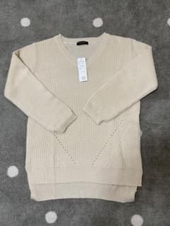 【タグ付新品】ベージュ ニット Vネック 長袖のサムネイル