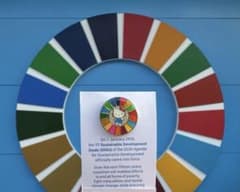 ハローキティ SDGs ピンバッジ 国連 関西 万博 限定 - メルカリ