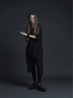 The Viridi-anne 強撚二重織 七分丈 スラックス パンツ 黒 2 the viridi-anne 強撚二重織クロップドパンツ - BLACK - メルカリ