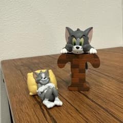 トムとジェリー ガチャガチャ トムフィギュア2点セットのサムネイル