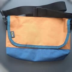 ワークマンプラス　ショルダーバック オレンジと青のショルダーバッグ