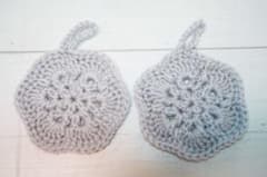【ハンドメイド】花型 アクリルたわし 2枚セット（グレー）⑧のサムネイル