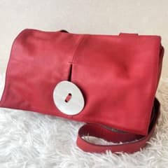 美品　kawakawa カワカワ レザー 円筒 ショルダーバッグ 円形ボタン　赤 美品 kawakawa カワカワ レザー 円筒 ショルダーバッグ 円形ボタン 赤