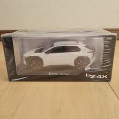 トヨタ bZ4X ミニカー　プラチナ ホワイトパールマイカのサムネイル