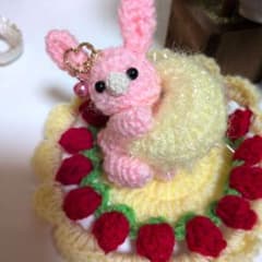 ハンドメイド あみぐるみ ピンクのうさぎ 月のチャームのサムネイル