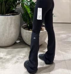 alo yoga ブラック Sサイズフレアヨガパンツ レギンス - メルカリ