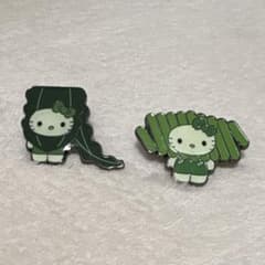 大阪万博 キティちゃん ピンバッジ2個セット - メルカリ