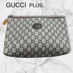 美品　GUCCI グッチプラス　クラッチバッグ GG柄 ロゴチャーム　PVC 美品 GUCCI PLUS GG柄 クラッチバッグ GG柄 ロゴチャーム PVC - メルカリ
