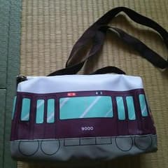 阪急電車の形した鞄のサムネイル