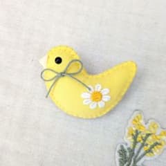小鳥のコットンブローチ　黄色のサムネイル