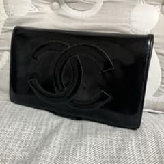 CHANEL 二つ折り財布 黒 エナメル CHANEL 二つ折り長財布 ブラック エナメル - メルカリ