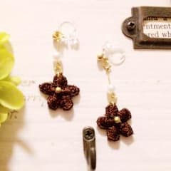 ハンドメイド フラワーイヤリング（ブラウン）のサムネイル