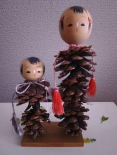 松ぼっくりで作ったこけし人形のサムネイル