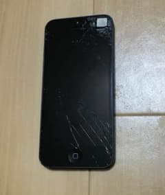 iPhone 5 本体 16GB 黒 au ジャンク 画面割れ ブラックのサムネイル