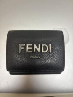 FENDI ブラック 三つ折り財布 コンパクトウォレット シグネチャー ロゴのサムネイル