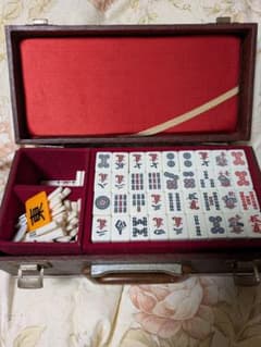麻雀牌セット 伝統的デザイン ケース付き - メルカリ