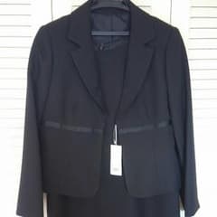 暮らす服　15号　黒フォーマルスーツ　コサージュ付きのサムネイル