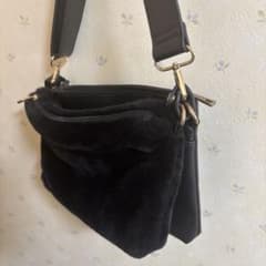 omekashi ショルダーバッグ　黒　ファーのサムネイル