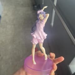 ピンク服のフィギュア 片手上げのサムネイル