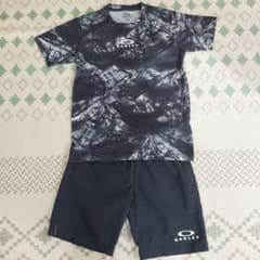 OAKLEY Tシャツとショートパンツセットのサムネイル