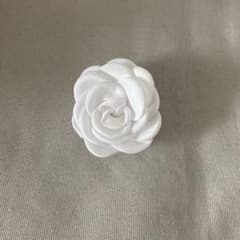 ホワイト 花モチーフ ブローチ コサージュのサムネイル