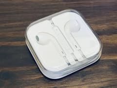 Apple 純正イヤホン　新品未開封のサムネイル