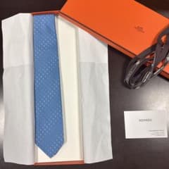 新品未使用　HERMES 青いドット柄ネクタイのサムネイル