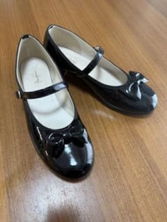 23cm フォーマル　女の子　美品　黒いリボン付きメリージェーンシューズのサムネイル