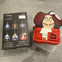 Loungefly ディズニー ヴィランズ バッグチャームイスマ ラウンジフライのサムネイル