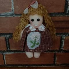 ミナペルホネン　ハンドメイド⑯ チャーム　お人形　女の子のサムネイル