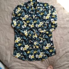 H&Sの花柄シャツですのサムネイル